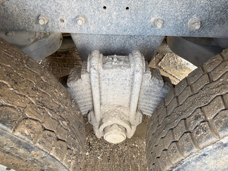 #1049-•-2005-mack-granite-tri-axle-dump-image-36