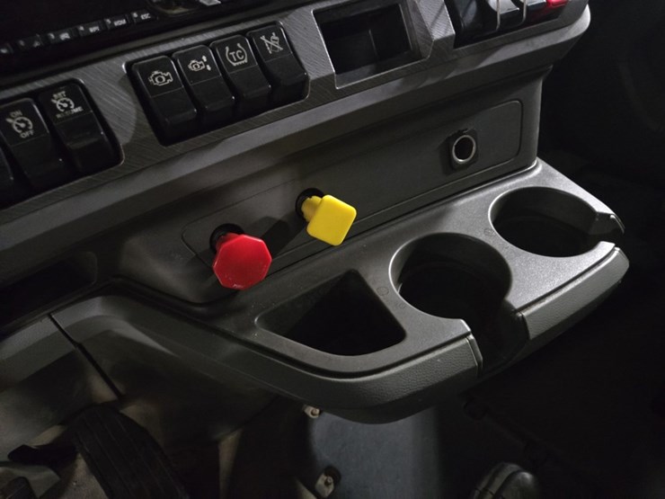 2015-kenworth-t680-image-65