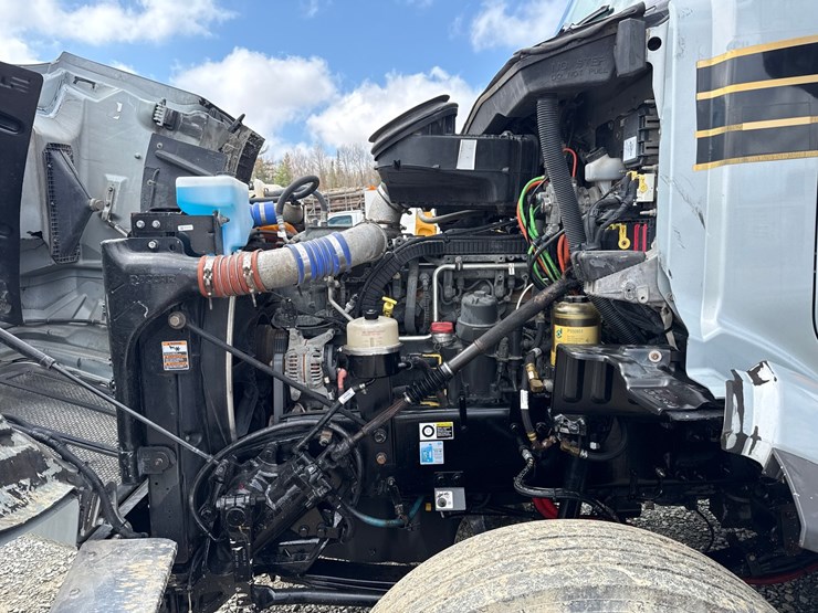 2016-massey-ferguson-8-image-9