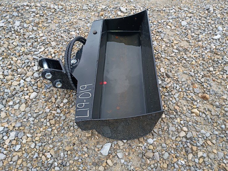 #l19-019-•-tpm-32"-bucket-mini-excavator-attachment-image-2