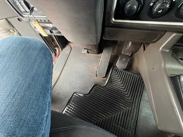 2011-kenworth-t800-image-74