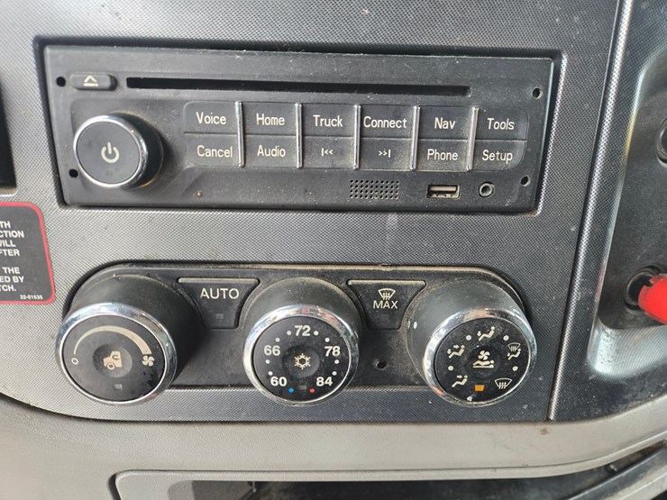 peterbilt-579-image-74