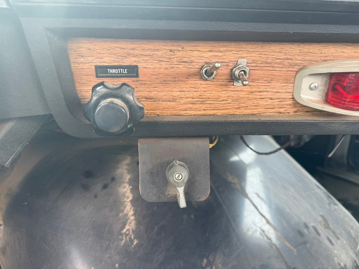 #1117-•-volvo-whitegmc-day-cab-truck-tractor-image-64