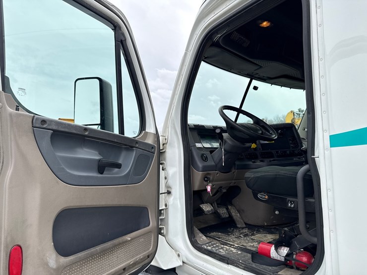 2016-massey-ferguson-8-image-57