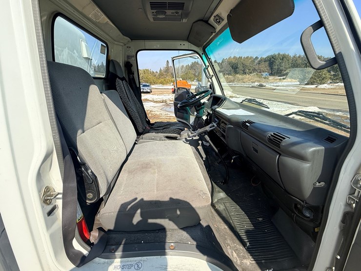 2004-isuzu-npr-image-46