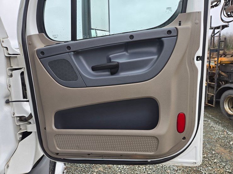 2016-freightliner-cascadia-125-image-53