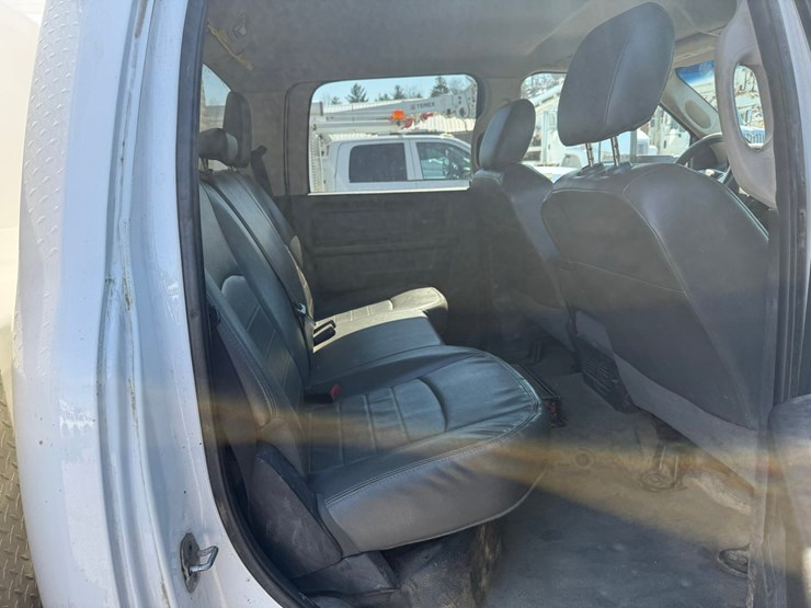 #1062-•-2015-ram-5500-heavy-duty-service-truck-image-24