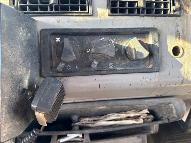 1998-freightliner-fl70-image-61