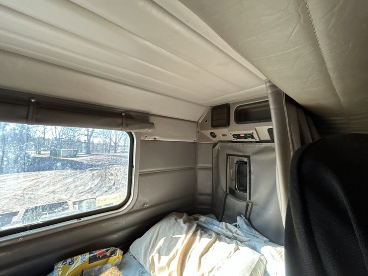 2005-peterbilt-379-image-69