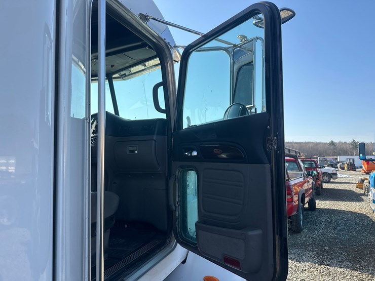 2013-peterbilt-365-image-29