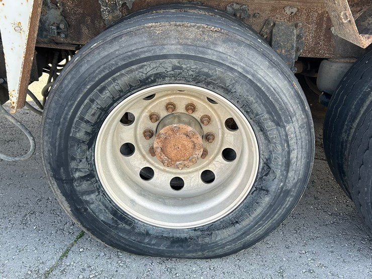 peterbilt-365-image-117