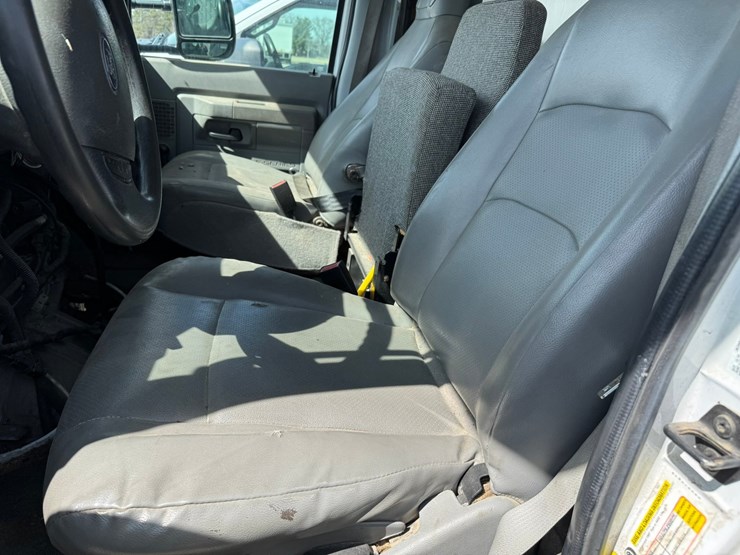 2010-ford-e350-image-27