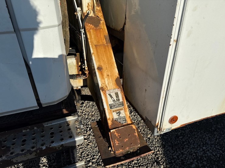 1998-freightliner-fl70-image-25