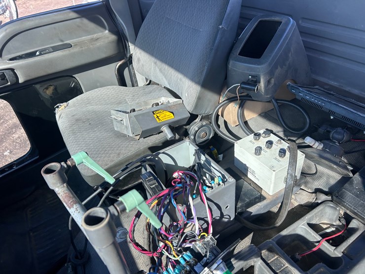 #1694-•-2004-isuzu-cab-and-chassis-image-35