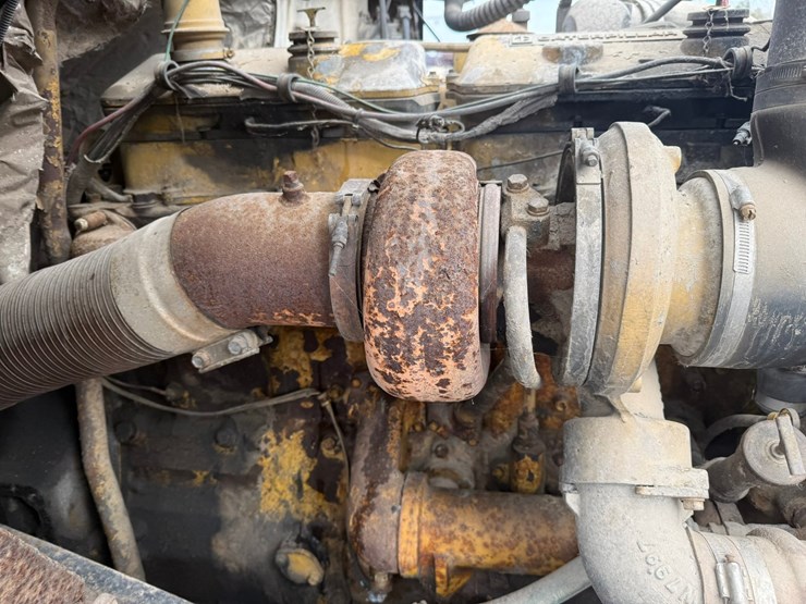 #1117-•-volvo-whitegmc-day-cab-truck-tractor-image-21