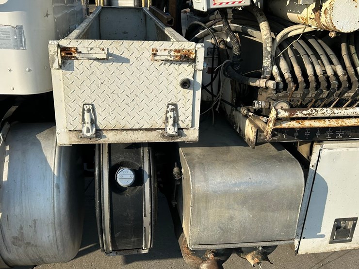 peterbilt-365-image-32