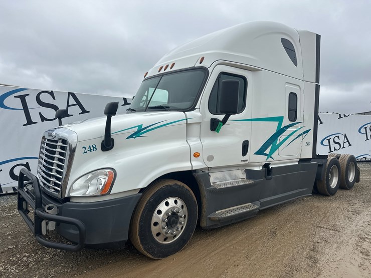 2016-massey-ferguson-8-image-1