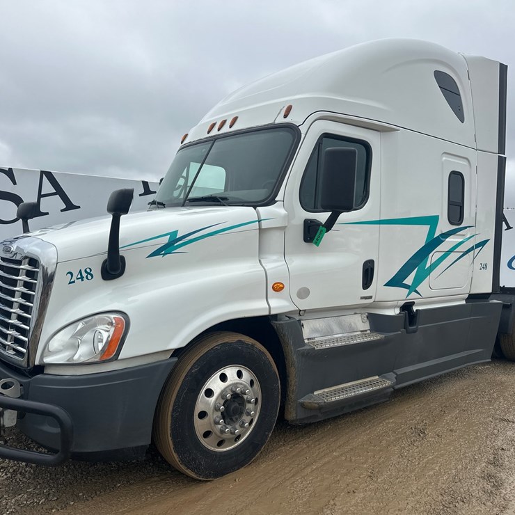 2016 MASSEY-FERGUSON 8