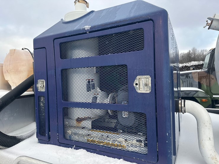 2012-massey-ferguson-8-image-20