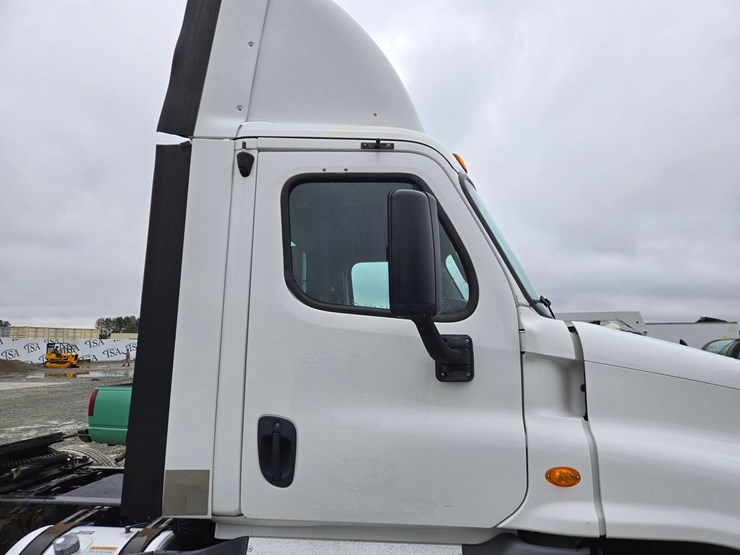 2016-freightliner-cascadia-125-image-16