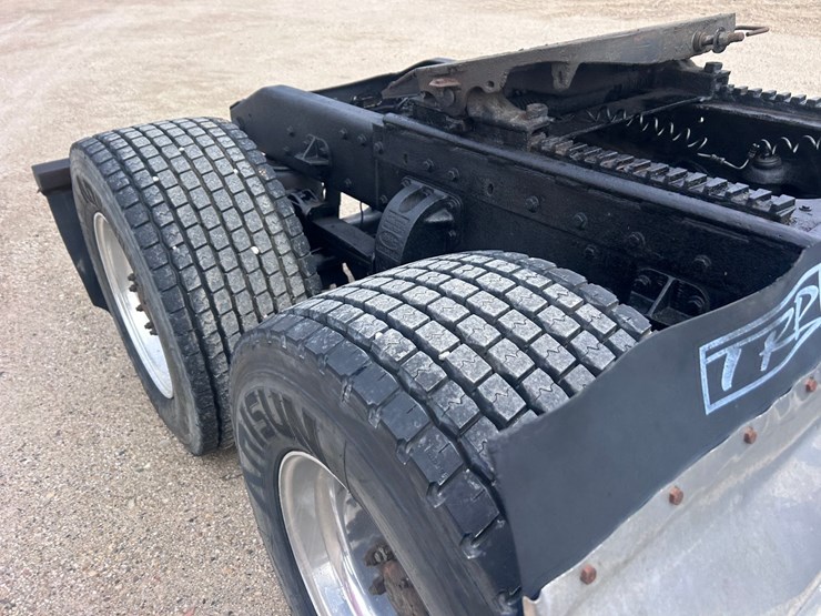 1999-peterbilt-379-image-27