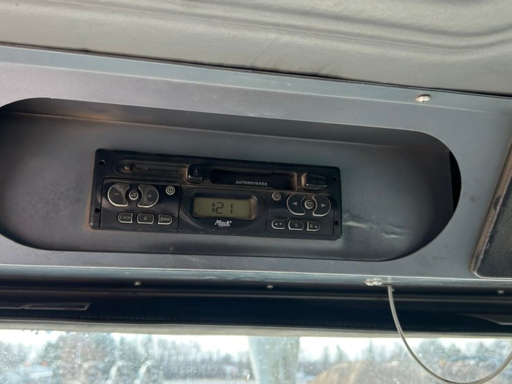 #2237-•-2006-mack-tri-axle-concrete-placement-truck-image-77