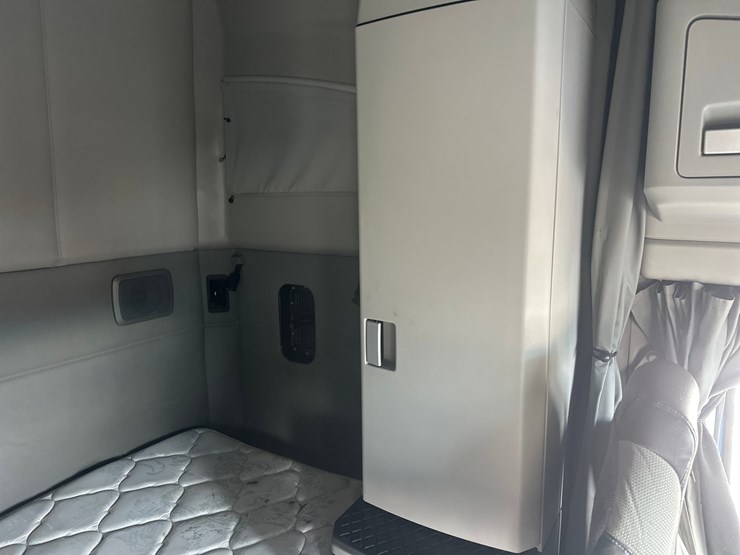 2020-kenworth-t680-image-60