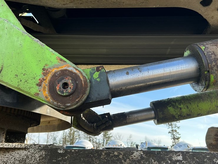 #2237-•-2006-mack-tri-axle-concrete-placement-truck-image-20