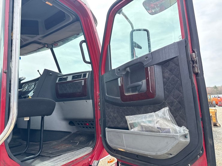 2018-freightliner-122sd-image-56