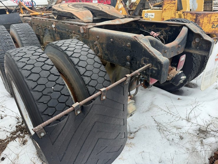 #1117-•-volvo-whitegmc-day-cab-truck-tractor-image-29