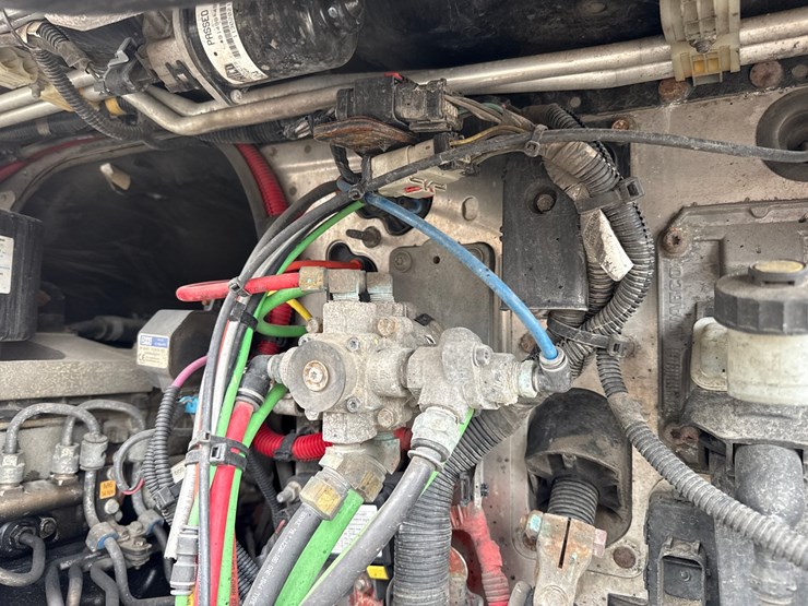 2016-massey-ferguson-8-image-14