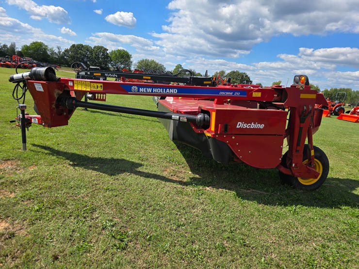 2022-new-holland-210-image-25