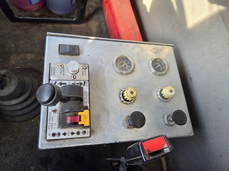 2012-international-7600-image-56