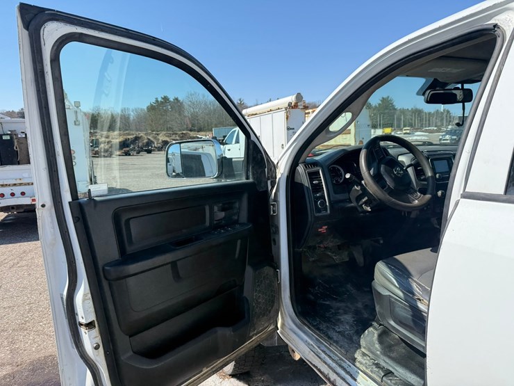 #2049-•-2015-ram-5500-heavy-duty-service-truck-image-34