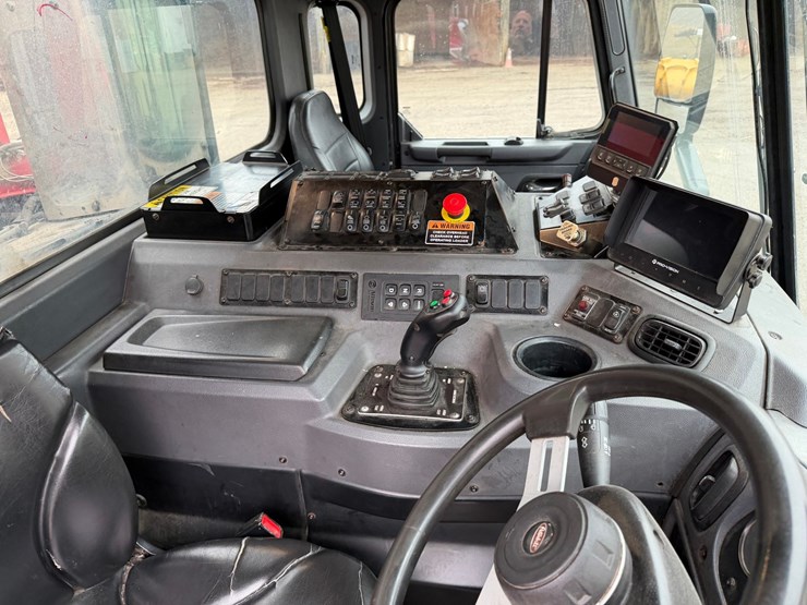 #1360-•-2019-peterbilt-pb520-side-load-garbage-truck-image-55