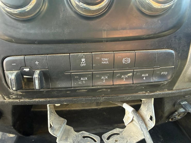 #2049-•-2015-ram-5500-heavy-duty-service-truck-image-39