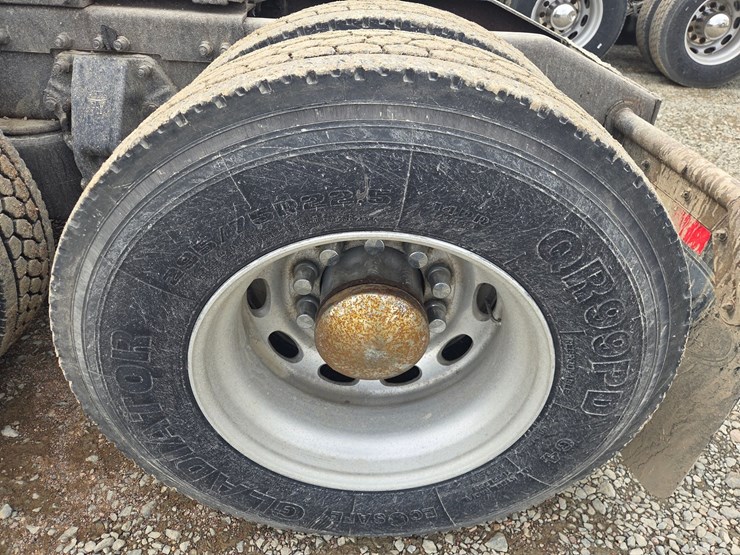 2007-peterbilt-579-image-82