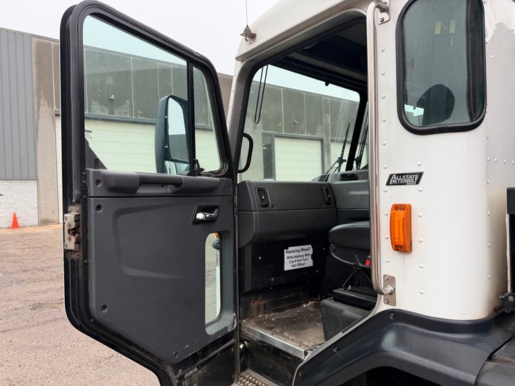 #1360-•-2019-peterbilt-pb520-side-load-garbage-truck-image-49