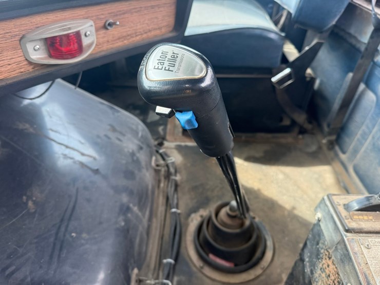 #1117-•-volvo-whitegmc-day-cab-truck-tractor-image-62