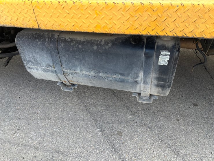 2005-gmc-t7500-image-42