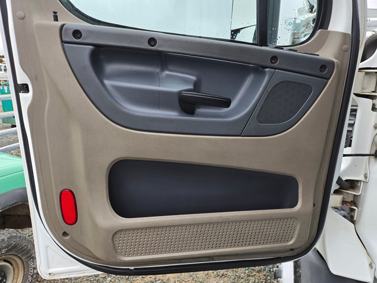 2016-freightliner-cascadia-125-image-51