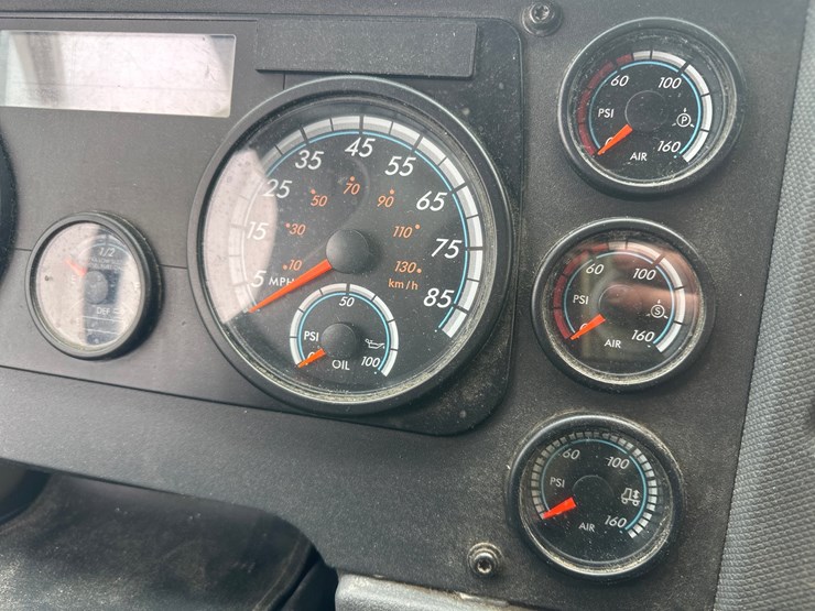 2017-massey-ferguson-8-image-34