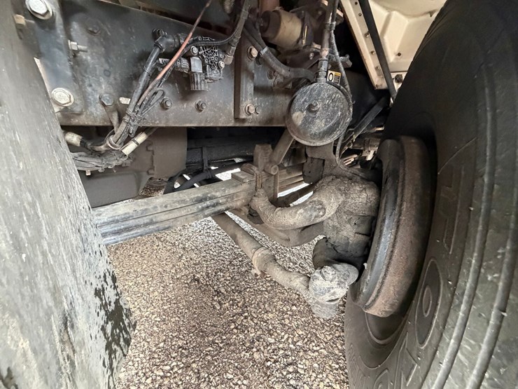 #1360-•-2019-peterbilt-pb520-side-load-garbage-truck-image-47