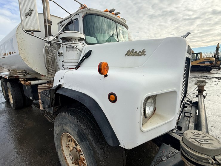 1988-mack-dm690s-image-40