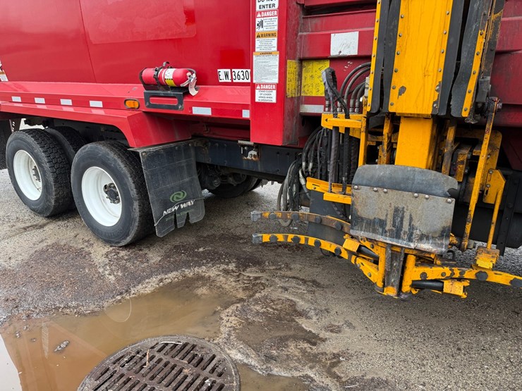 #1360-•-2019-peterbilt-pb520-side-load-garbage-truck-image-23