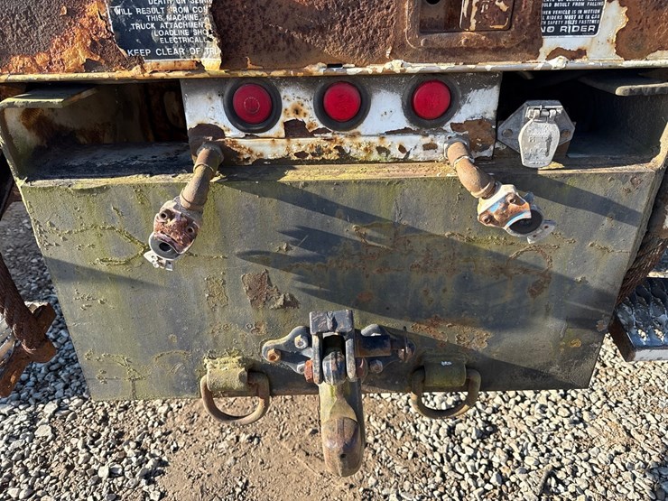 1998-freightliner-fl70-image-30