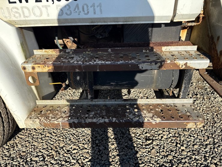 1998-freightliner-fl70-image-24