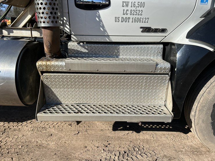 2020-kenworth-t880-image-23