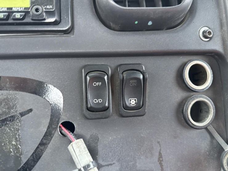 2016-massey-ferguson-8-image-40