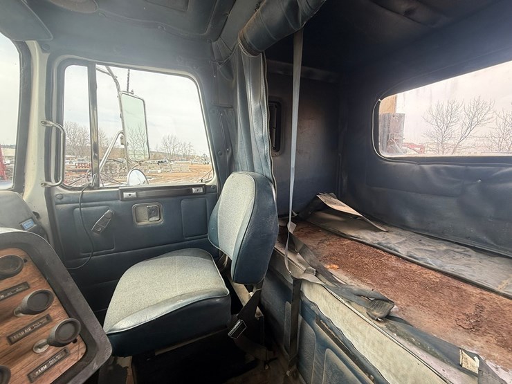 #1117-•-volvo-whitegmc-day-cab-truck-tractor-image-74